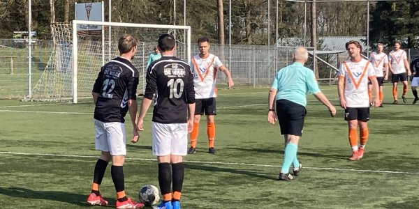 Foto: v.v. Emst 1 lijdt pijnlijke nederlaag in Apeldoorn: Victoria Boys 1 profiteert