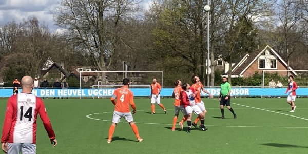 Foto: V.V. Emst 1 toont karakter in Ugchelen tegen Albatross 1, mist strafschop en speelt goede tweede helft maar blijft met lege handen en een zware blessure achter